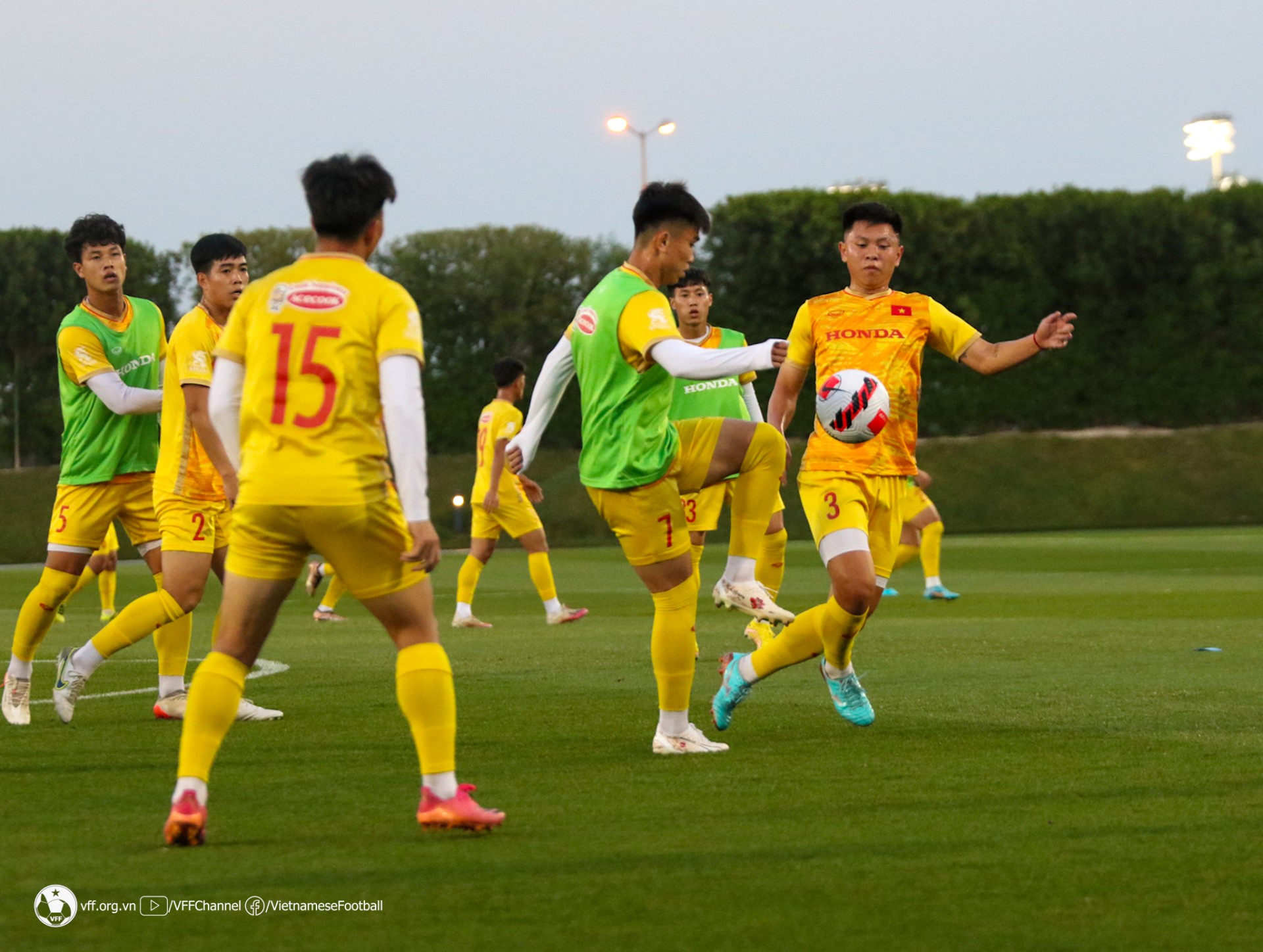 Các cầu thủ tuyển U23 Việt Nam cũng sẽ làm quen với việc tập muộn nhằm đảm bảo sự thích nghi tốt nhất cho các trận đấu tới. (Ảnh: VFF)
