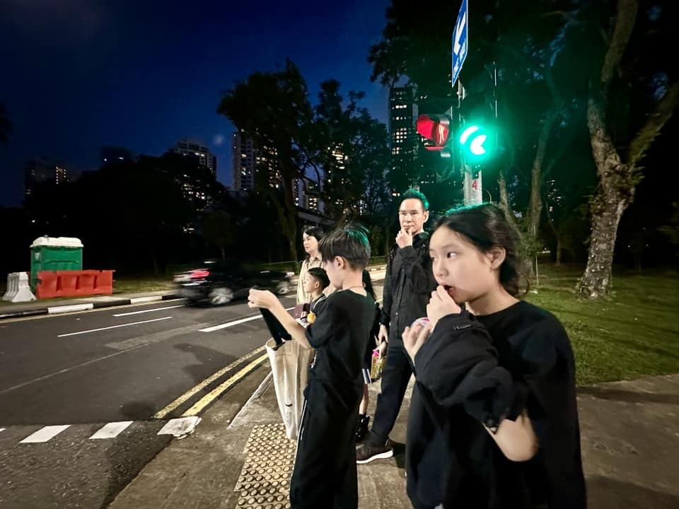 Du lịch Singapore, Lý Hải thực hiện thử thách cho cả nhà đi bộ từ trưa đến tối