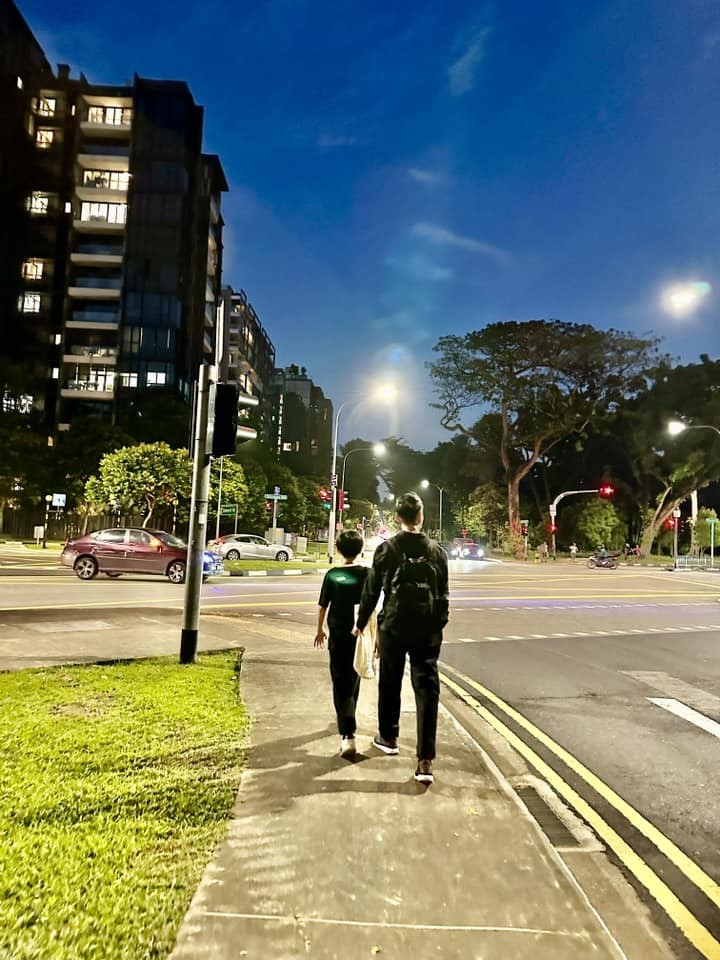 Du lịch Singapore, Lý Hải thực hiện thử thách cho cả nhà đi bộ từ trưa đến tối