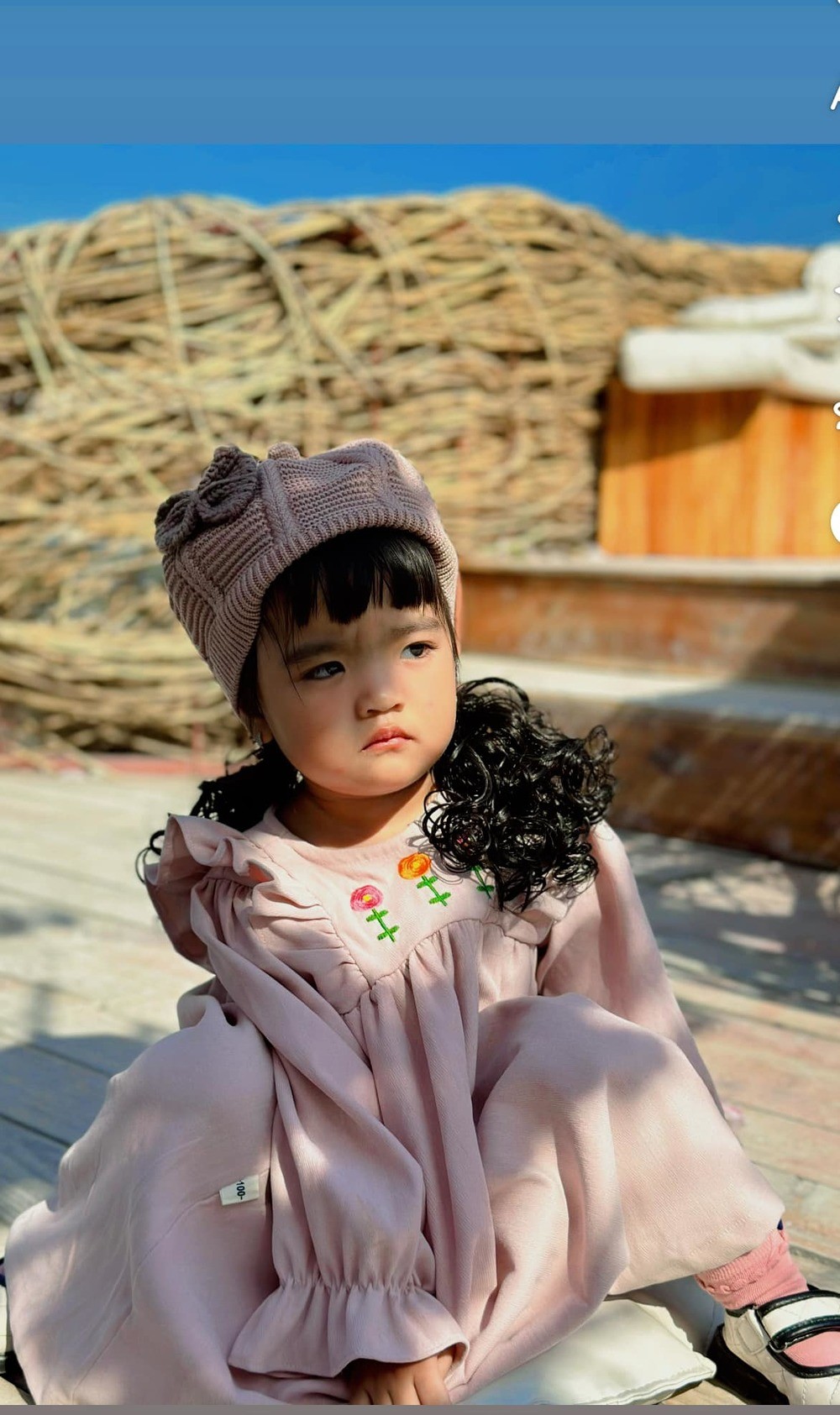 Con gái Mạc Văn Khoa điệu đà đội tóc giả, ‘mắt hí’ đáng yêu hệt búp bê