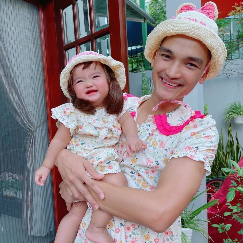 Con gái Mạc Văn Khoa điệu đà đội tóc giả, ‘mắt hí’ đáng yêu hệt búp bê