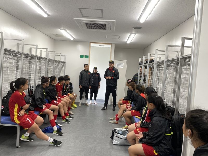 Huấn luyện viên Akira Ijiri dặn dò các cầu thủ trong phòng thay đồ. (Ảnh: VFF)