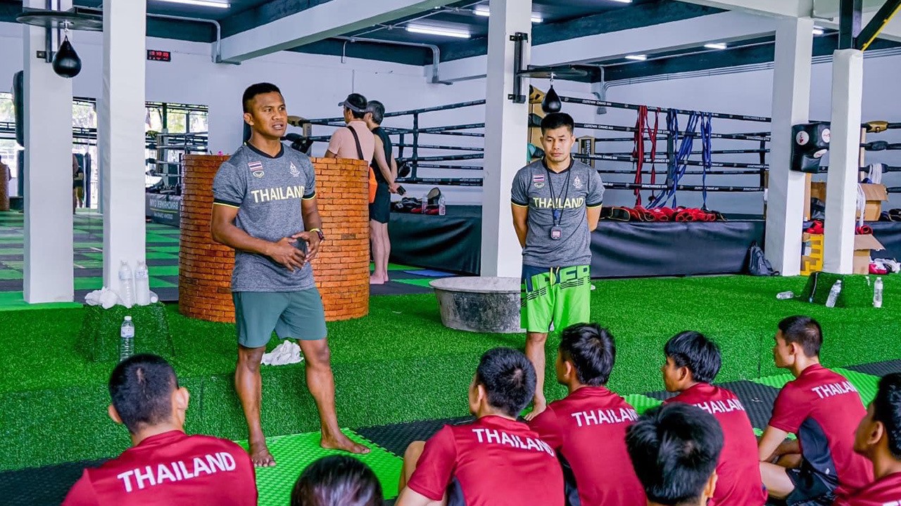 Buakaw Banchamek trò chuyện với đội tuyển kickboxing Thái Lan