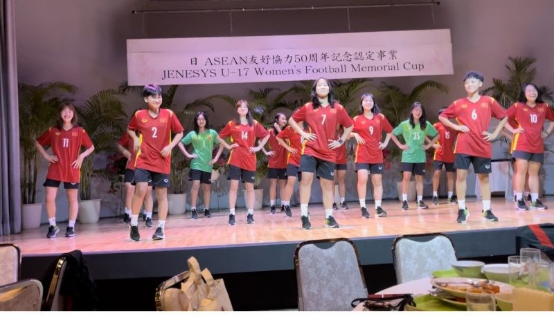 Các cô gái U17 Việt Nam có màn trình diễn văn nghệ trong buổi giao lưu văn hóa buổi tối cùng ngày diễn ra trận chung kết. (Ảnh: VFF)
