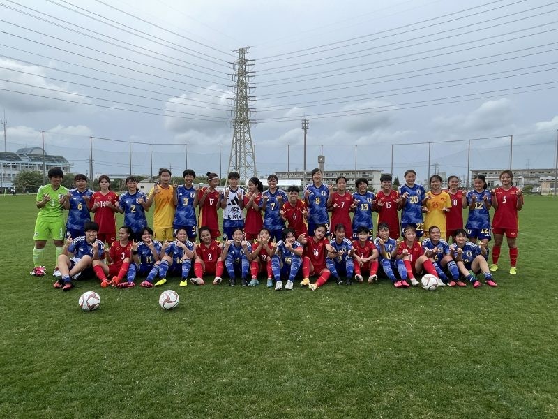 Hai đội tuyển U17 nữ Việt Nam và Nhật Bản chụp hình lưu niệm sau trận đấu. (Ảnh: VFF)