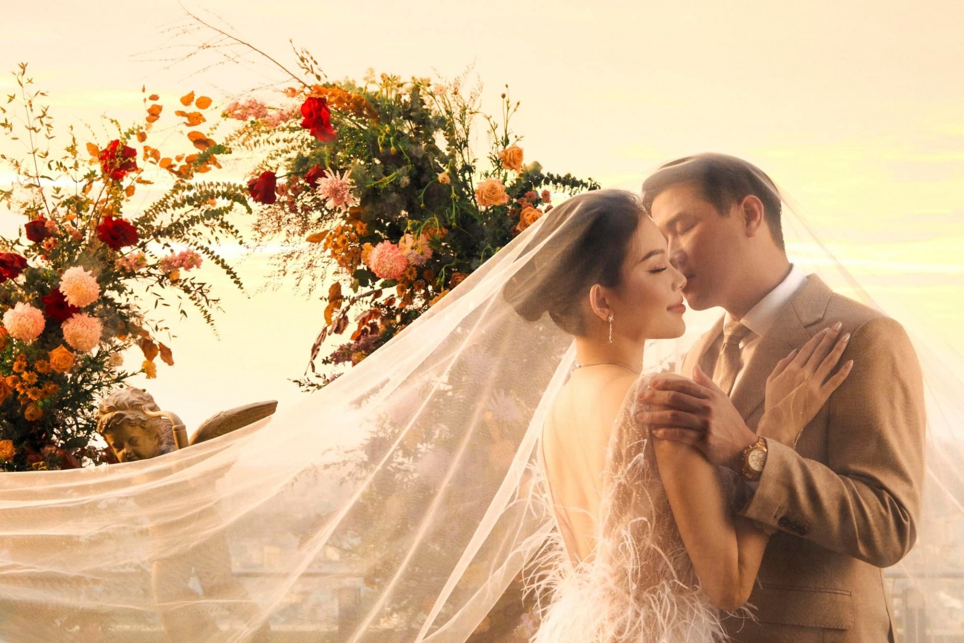 Ảnh hôn lễ Linh Rin và Phillip Nguyễn tại lễ đường ở Philippines