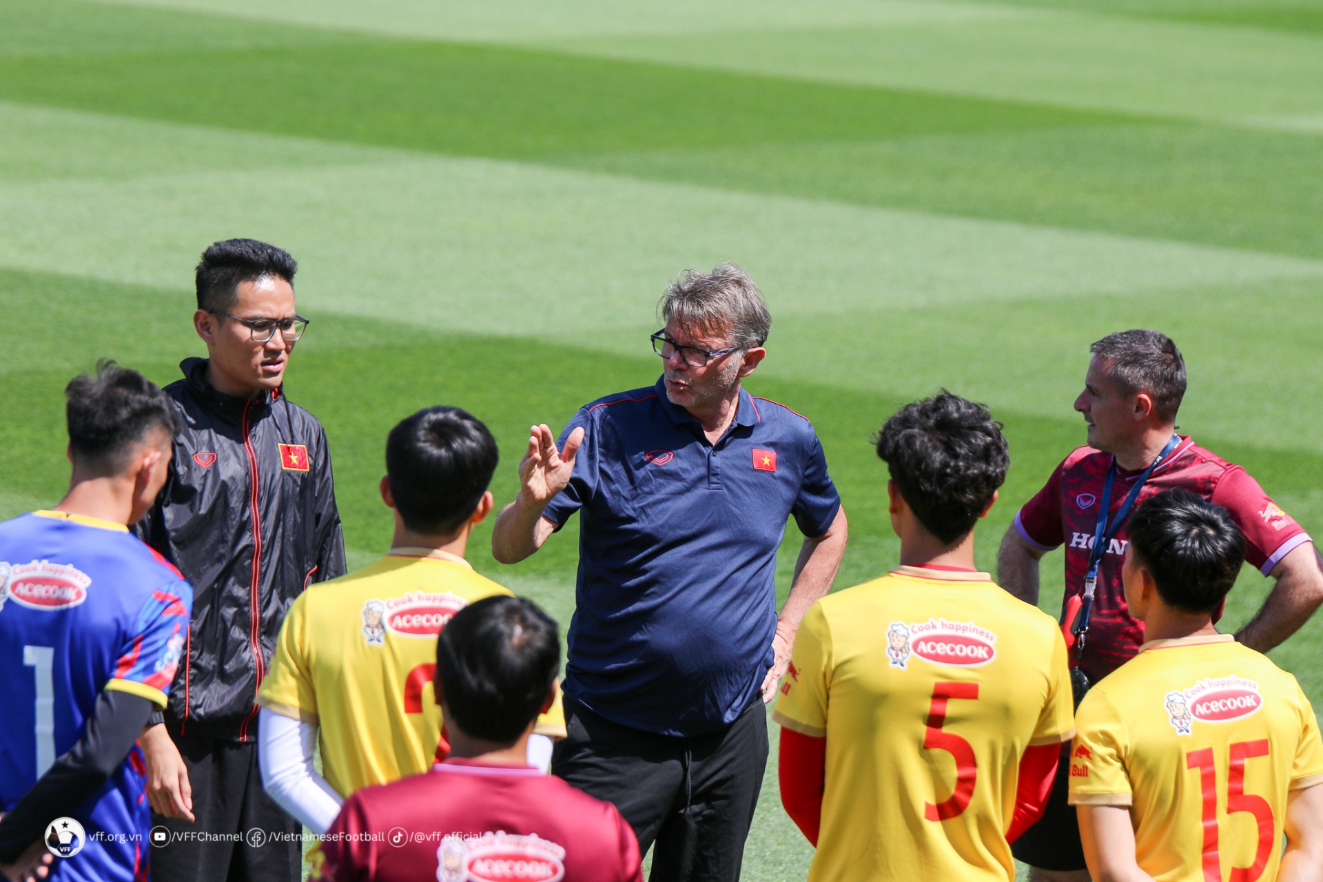 Huấn luyện viên Phillippe Troussier đã dành ra thời gian để động viên các cầu thủ sau trận thua U23 Iraq. (Ảnh: VFF)