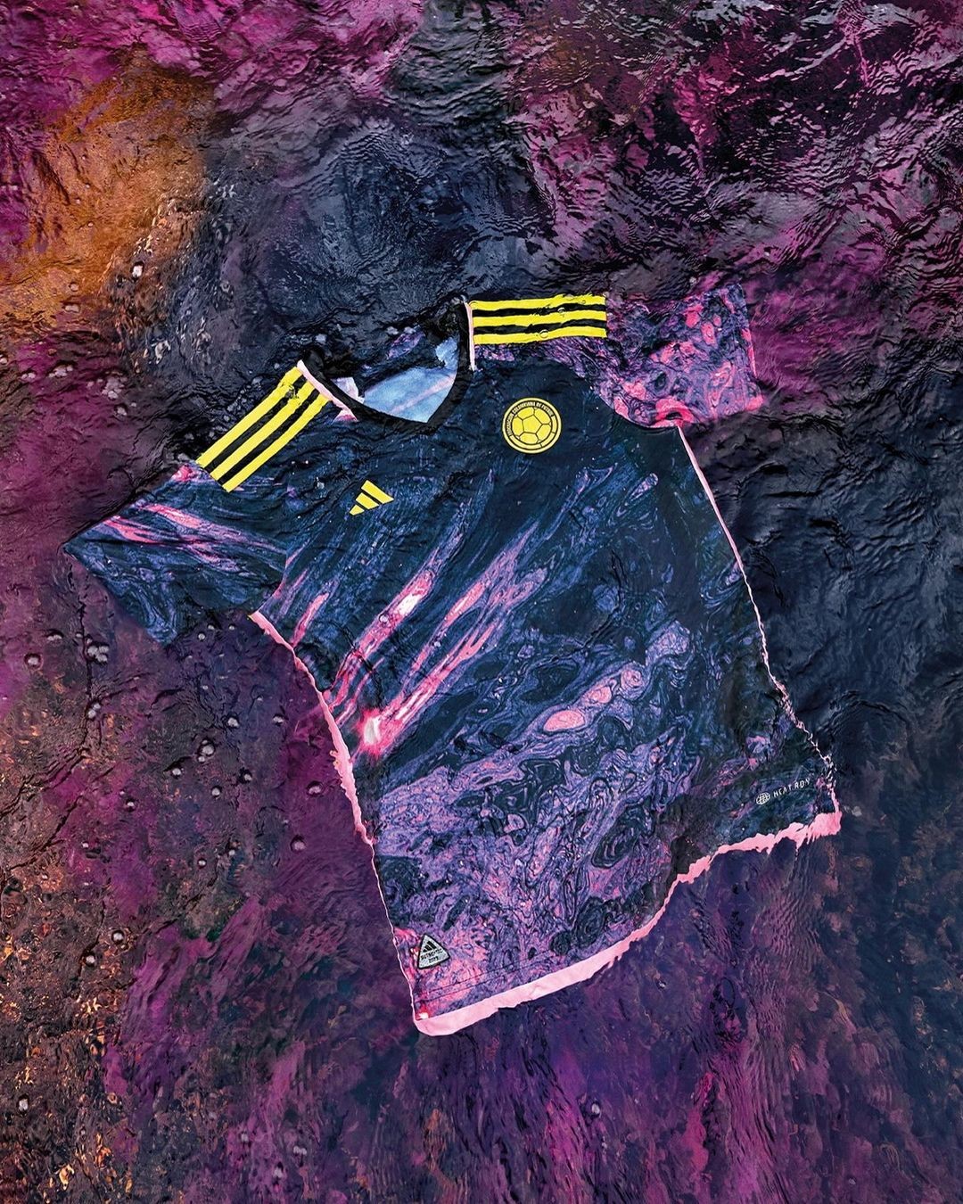 Columbia: Được lấy cảm hứng từ dòng sông Caño Cristales nổi tiếng với việc xuất hiện nhiều màu sắc trong cùng 1 thời điểm từ tháng 7 đến tháng 12. (Ảnh: Adidas)