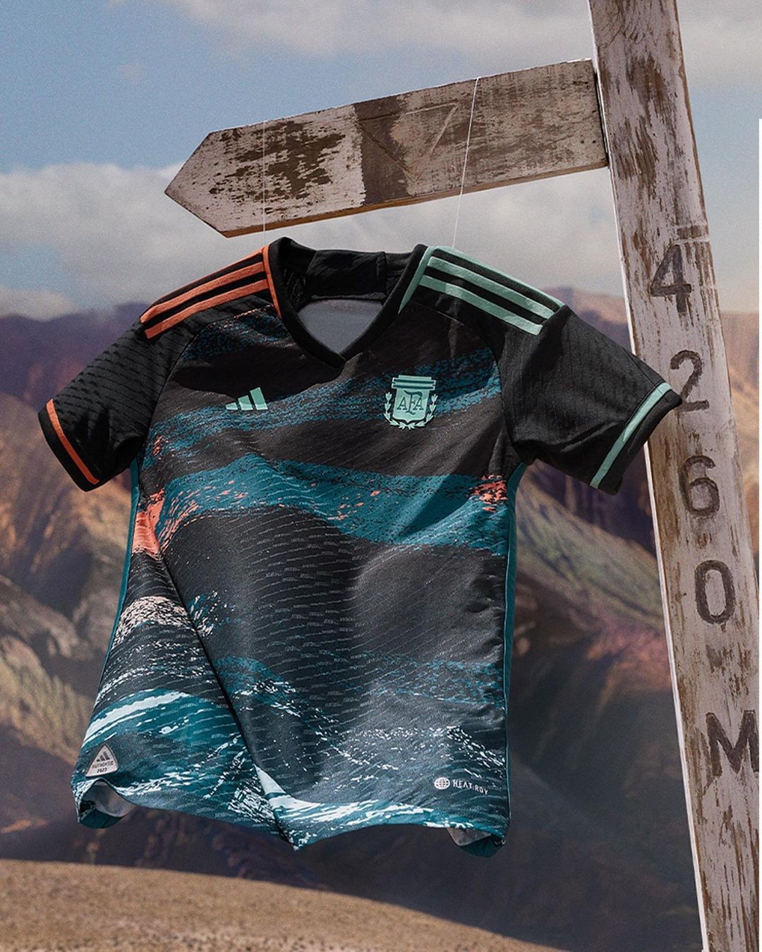 Argentina: Lấy cảm hứng từ màu sắc của dãy núi Quebrada de Humahuaca. (Ảnh: Adidas)
