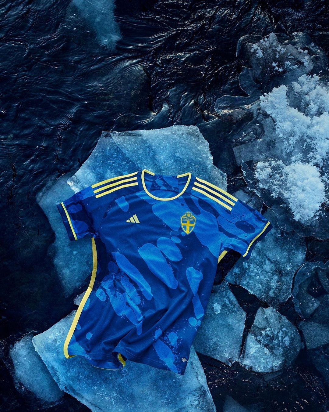 Thụy Điển: Màu xanh chủ đạo hòa quyện cùng họa tiết tảng băng trôi dọc các bờ biển tại Thụy Điển tạo nên một vẻ đẹp dễ chịu. (Ảnh: Adidas)