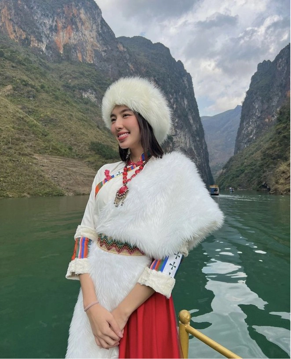 Thuỳ Tiên xin lỗi vì mặc trang phục không phù hợp chụp hình ở Hà Giang