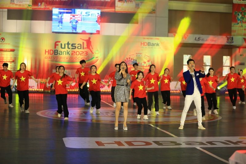 Chương trình văn nghệ diễn ra trong buổi lễ khai mạc. (Ảnh: VFF)