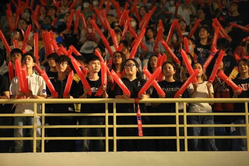 Rất đông người hâm mộ đã có mặt để đón xem buổi lễ khai mạc và trận đấu giữa 2 đội Thái Sơn Bắc và Sanvinest Khánh Hòa. (Ảnh: VFF)