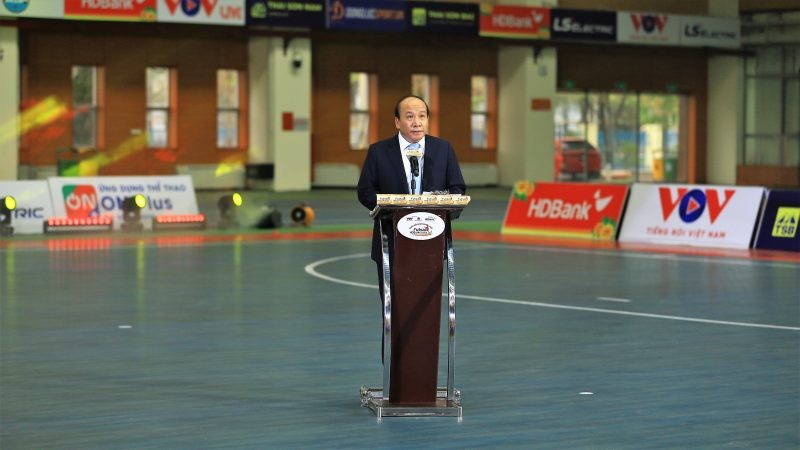 Thay mặt Ban Tổ chức, ông Trần Minh Hùng, Phó Tổng Giám đốc Đài TNVN, Đồng Trưởng ban Chỉ đạo Futsal Quốc gia 2023 tuyên bố khai mạc giải. (Ảnh: VFF)