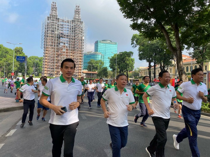 Đồng chí Dương Đức Anh và các đồng chí lãnh đạo  thành phố Hồ Chí Minh tham gia đợt chạy đầu tiên