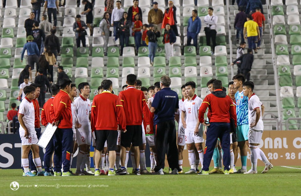 Huấn luyện viên Troussier ngay lập tức động viên tinh thần các cầu thủ sau khi kết thúc trận đấu với U23 UAE. (Ảnh: VFF)