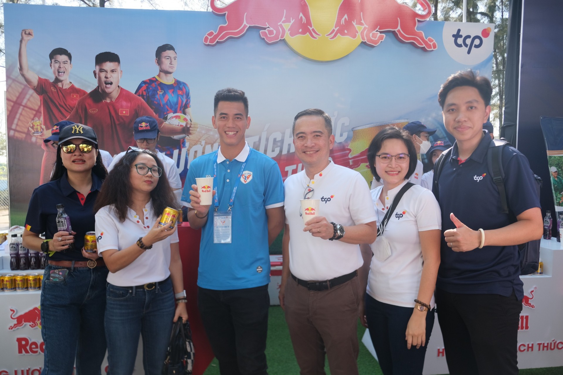 Chùm ảnh: Tiến Linh rạng rỡ xuất hiện tại giải bóng đá Thanh Niên sinh viên Việt Nam