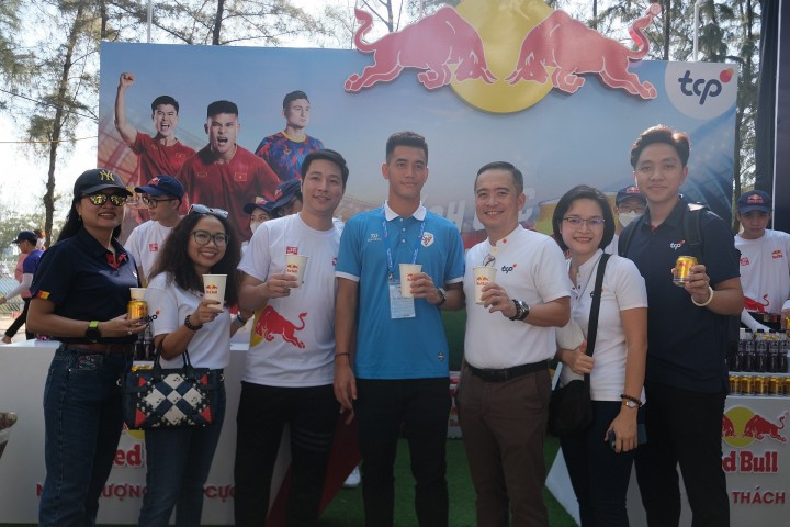 Chùm ảnh: Tiến Linh rạng rỡ xuất hiện tại giải bóng đá Thanh Niên sinh viên Việt Nam