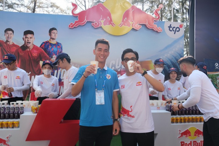 Chùm ảnh: Tiến Linh rạng rỡ xuất hiện tại giải bóng đá Thanh Niên sinh viên Việt Nam