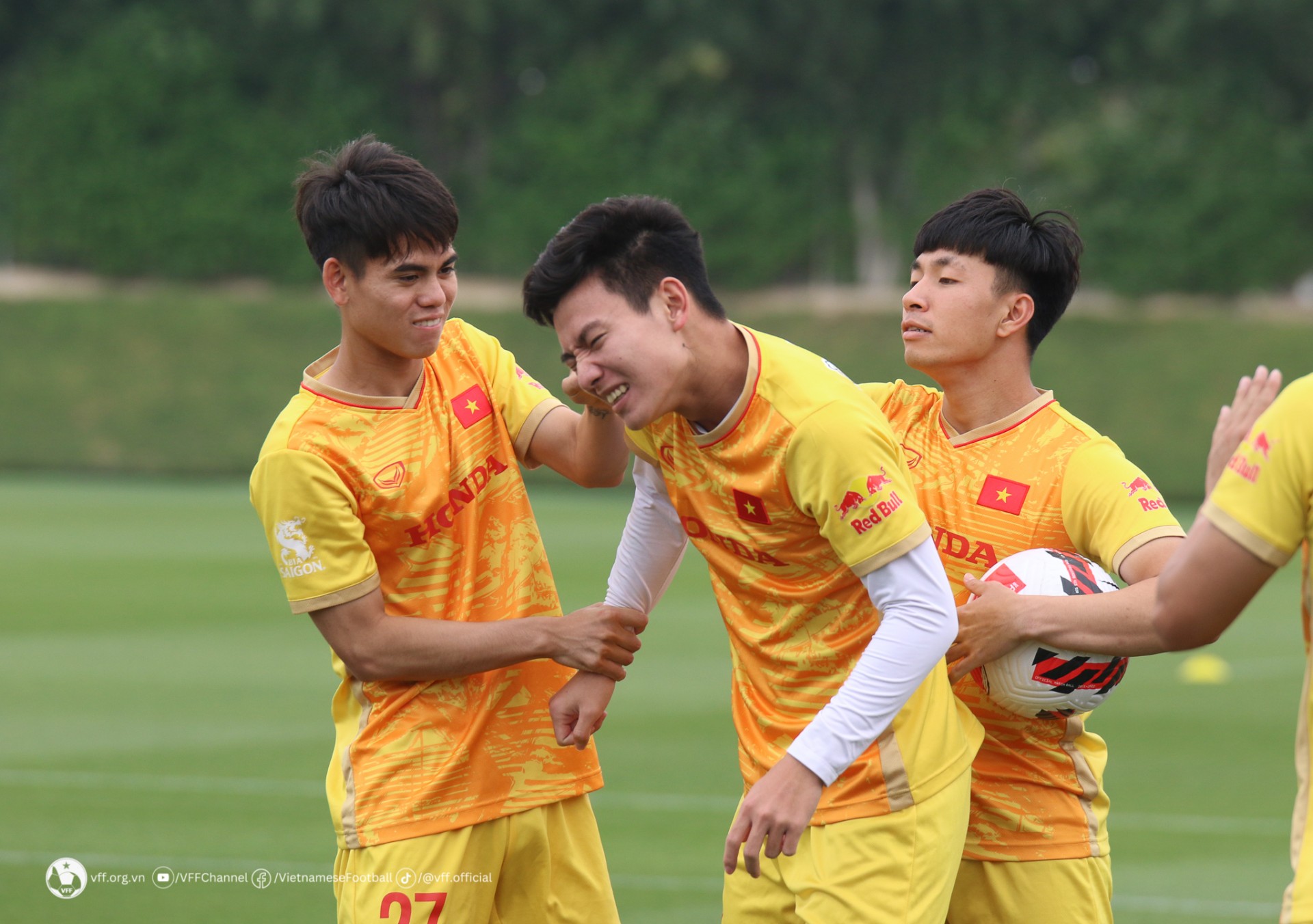 Khuất Văn Khang nô đùa cùng đồng đội. (Ảnh: VFF)