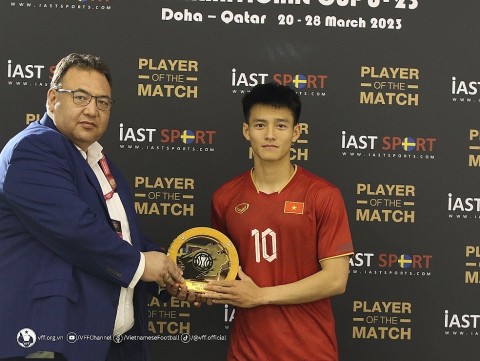Nguyễn Thanh Nhàn nhận giải Cầu thủ xuất sắc nhất trận U23 Việt Nam vs U23 Kyrgyzstan