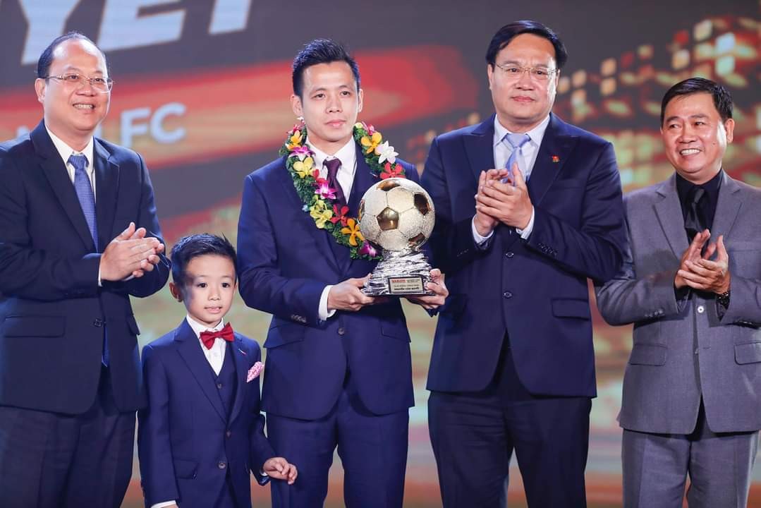 Tiền đạo Nguyễn Văn Quyết được vinh danh cầu thủ xuất sắc nhất tháng 2