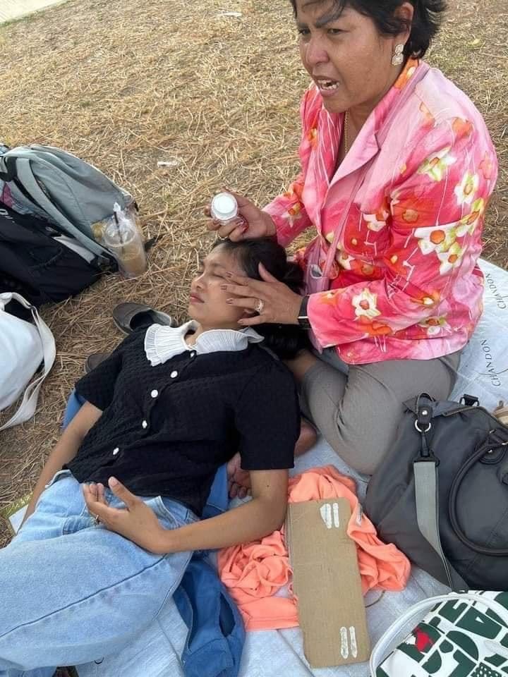 Nhiều tình nguyện viên đã gục ngã trước nhiệt độ cao và nắng gắt tại Phnom Penh
