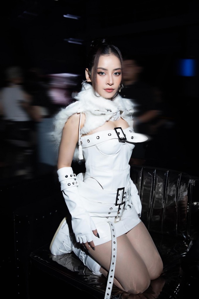 Huỳnh Hiểu Minh cầm bảng chào đón Chi Pu có mặt tại show ‘Tỷ tỷ đạp gió rẽ sóng’ mùa 4