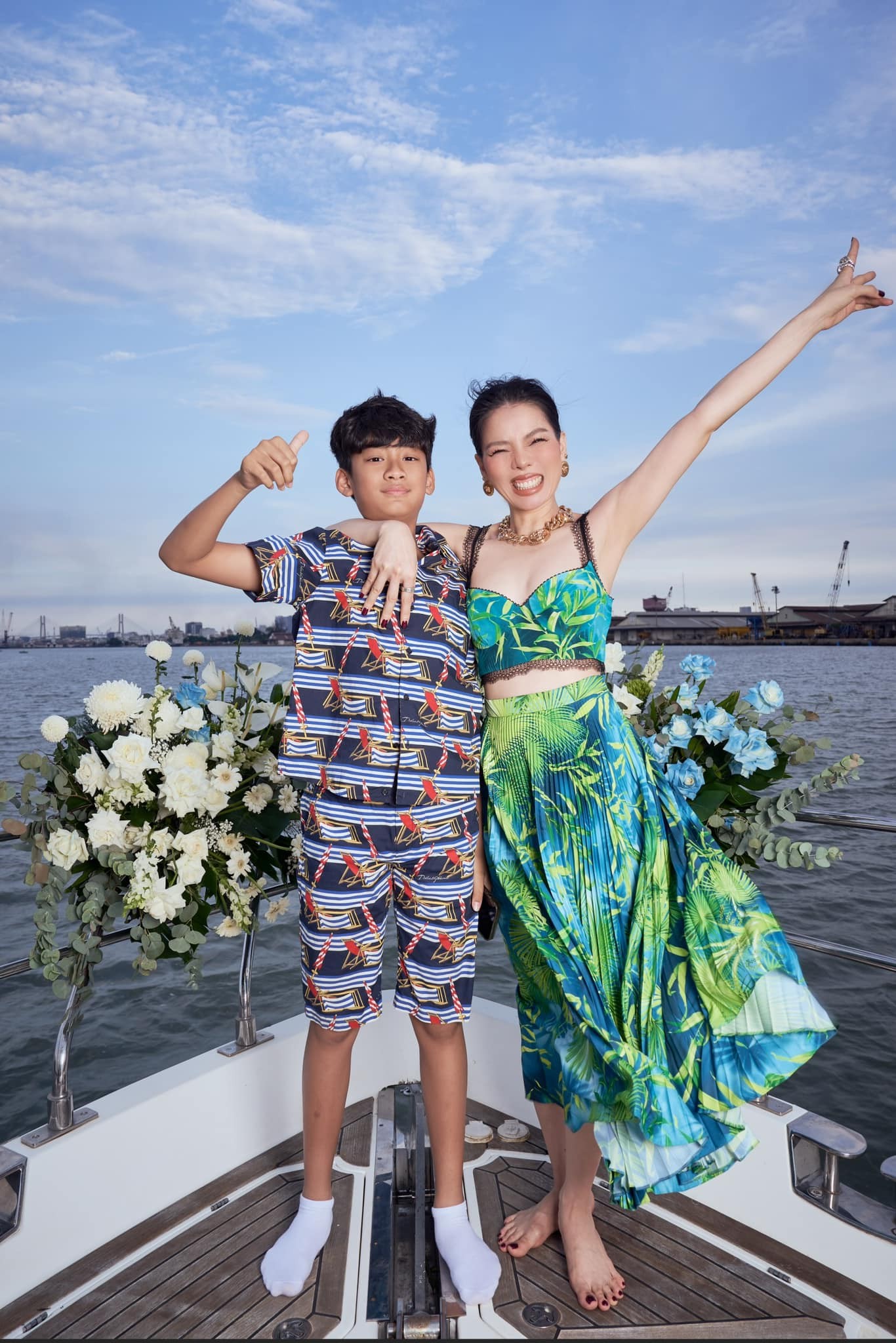 Sinh nhật đôi của Lệ Quyên và quý tử: Du thuyền sang chảnh lướt sông