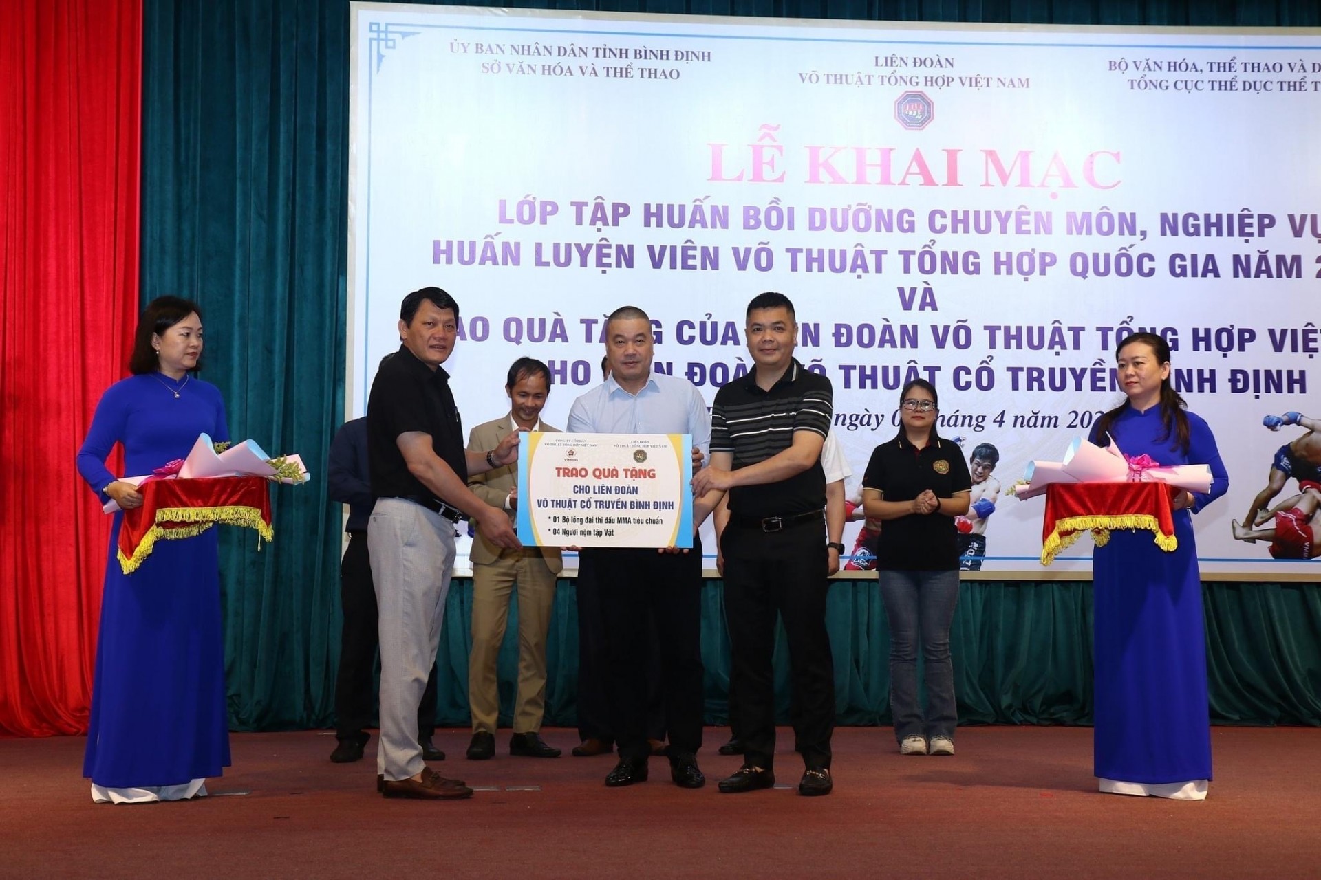 Liên đoàn Võ thuật Tổng hợp Việt Nam (VMMAF) cùng Công ty Cổ phần Võ thuật Tổng hợp Việt Nam (VIMMA) đã trao quà tặng cho Liên đoàn Võ thuật Cổ truyền Bình Định (1 lồng thi đấu MMA tiêu chuẩn và 4 hình nộm tập đối kháng). 