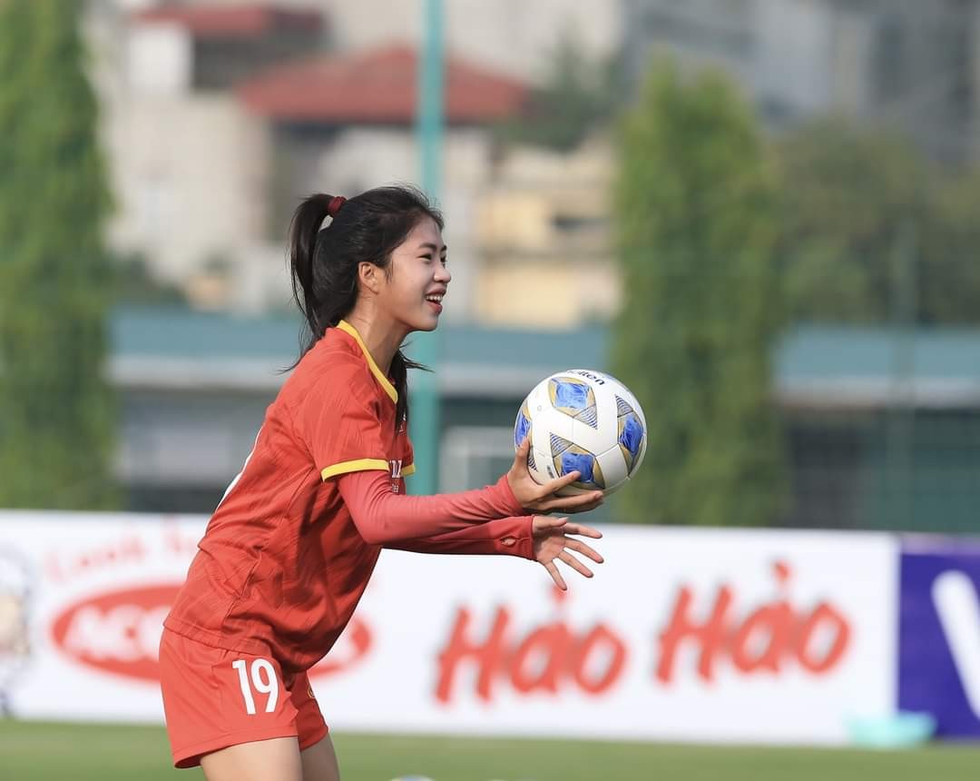 Trong trận đấu lượt đi vòng loại bóng đá nữ Olympic 2024, Thanh Nhã lập siêu phẩm ấn định cho chiến thắng 5-1 của tuyển nữ Việt Nam trước Nepal. (Ảnh: Facebook nhân vật)