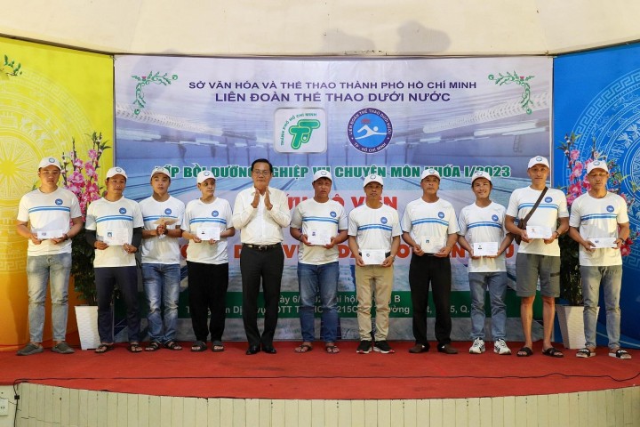 200 học viên tại TP. Hồ Chí Minh nhận chứng chỉ cứu hộ đuối nước , huấn luyện bơi lội
