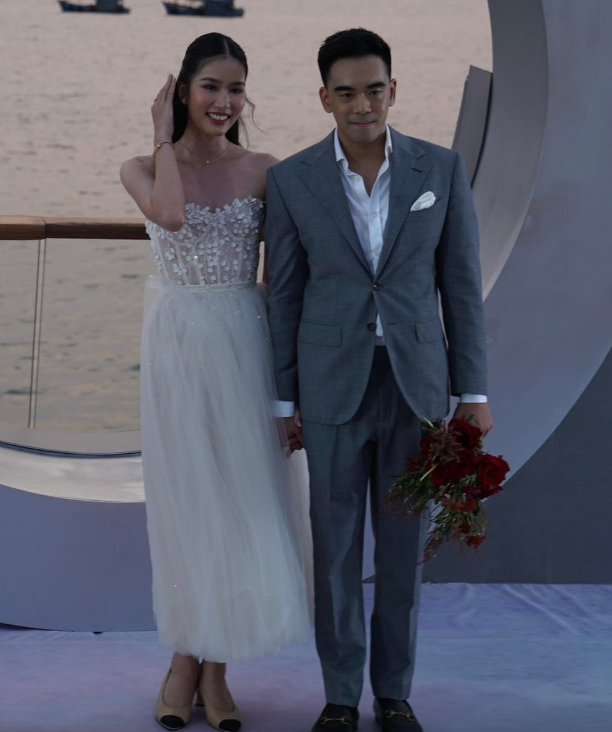 Á hậu Phương Anh được bạn trai cầu hôn lãng mạn trên Kiss Bridge