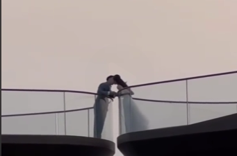 Á hậu Phương Anh được bạn trai cầu hôn lãng mạn trên Kiss Bridge