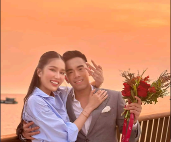 Á hậu Phương Anh được bạn trai cầu hôn lãng mạn trên Kiss Bridge