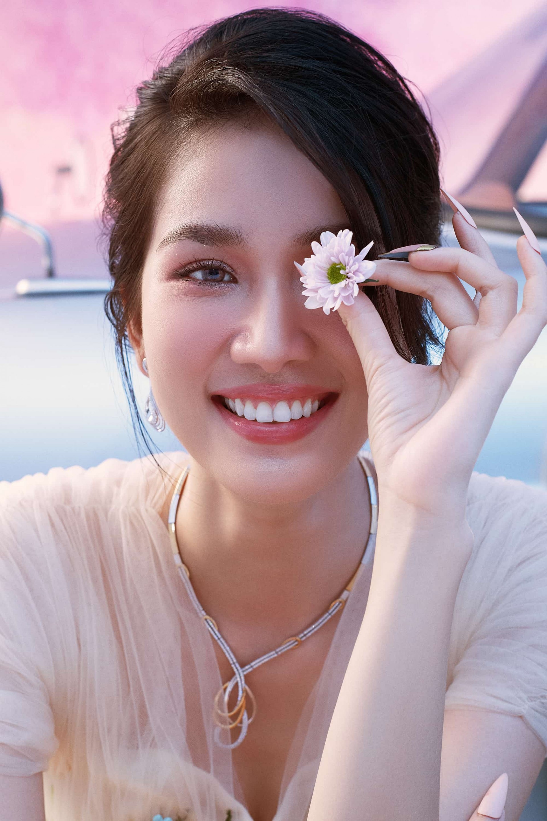 Á hậu Phương Anh được bạn trai cầu hôn lãng mạn trên Kiss Bridge