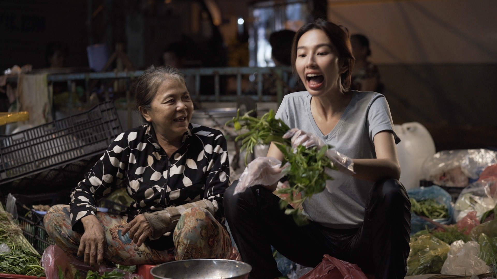 Hoa hậu Thuỳ Tiên bật khóc trong livestream khép lại series 'Đu đêm'