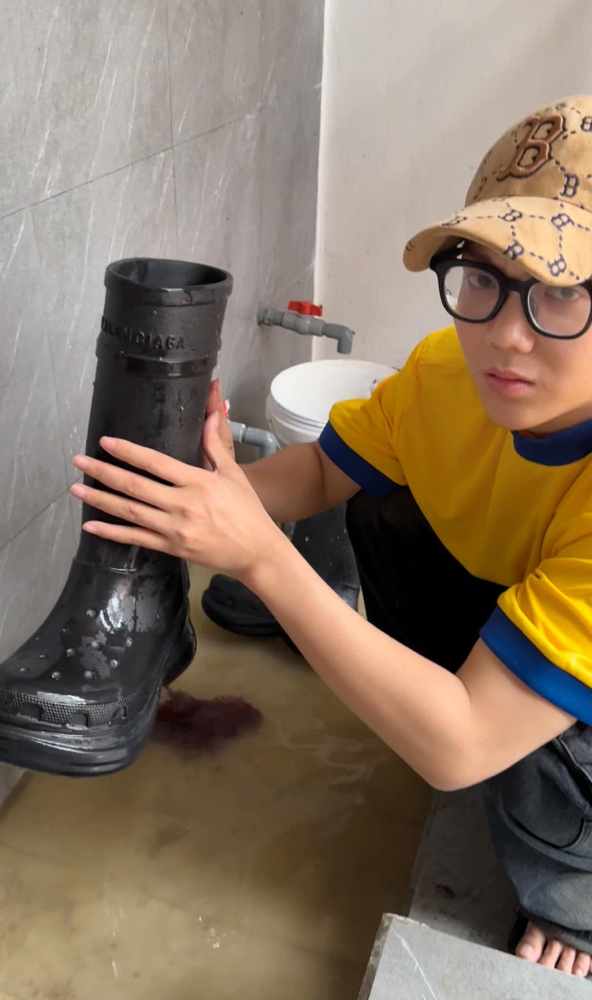 Phạm Thoại khóc ra nước mắt khi mẹ mang giày hiệu 40 triệu đi làm ruộng