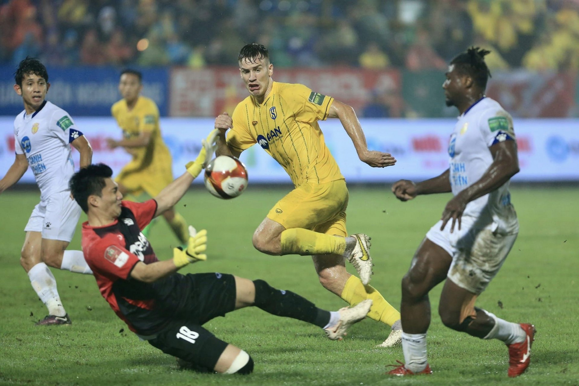 Vòng 6 V.League 2023: Nam Định tạm chiếm ngôi đầu bảng xếp hạng