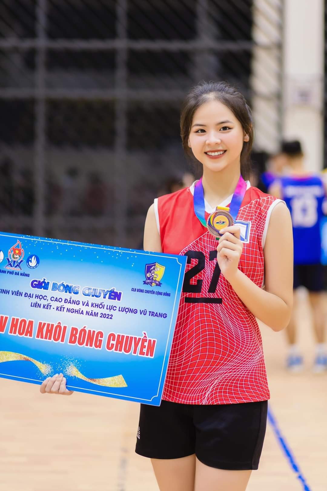 Mặc dù không trưởng thành từ các CLB bóng chuyền chuyên nghiệp, nhưng cái tên Ngân Hà đã vang danh tại Đà Nẵng không chỉ là tài năng mà còn vì nhan sắc xinh đẹp, trong trẻo. (Ảnh: FBNV)