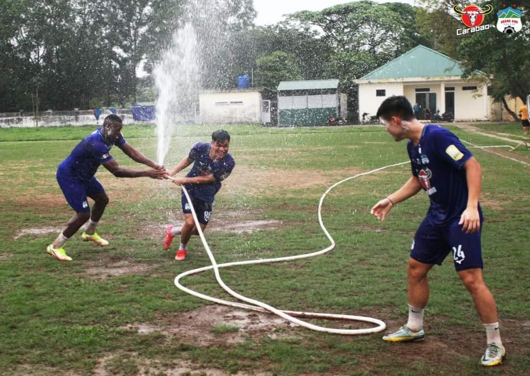 Các cầu thủ HAGL tinh nghịch té nước, vui đùa cùng nhau. (Ảnh: CLB Bóng đá Hoàng Anh Gia Lai)