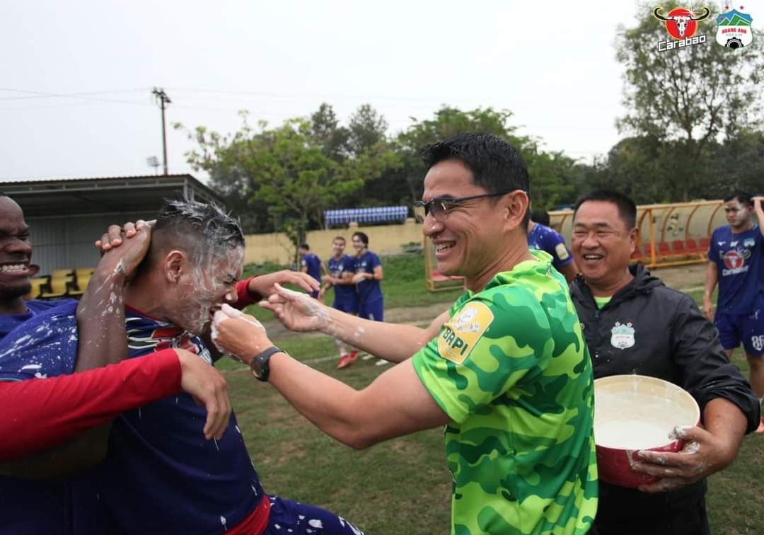 Giây phút vui vẻ sau giờ tập luyện của thầy trò HLV Kiatisuk. (Ảnh: CLB Bóng đá Hoàng Anh Gia Lai)