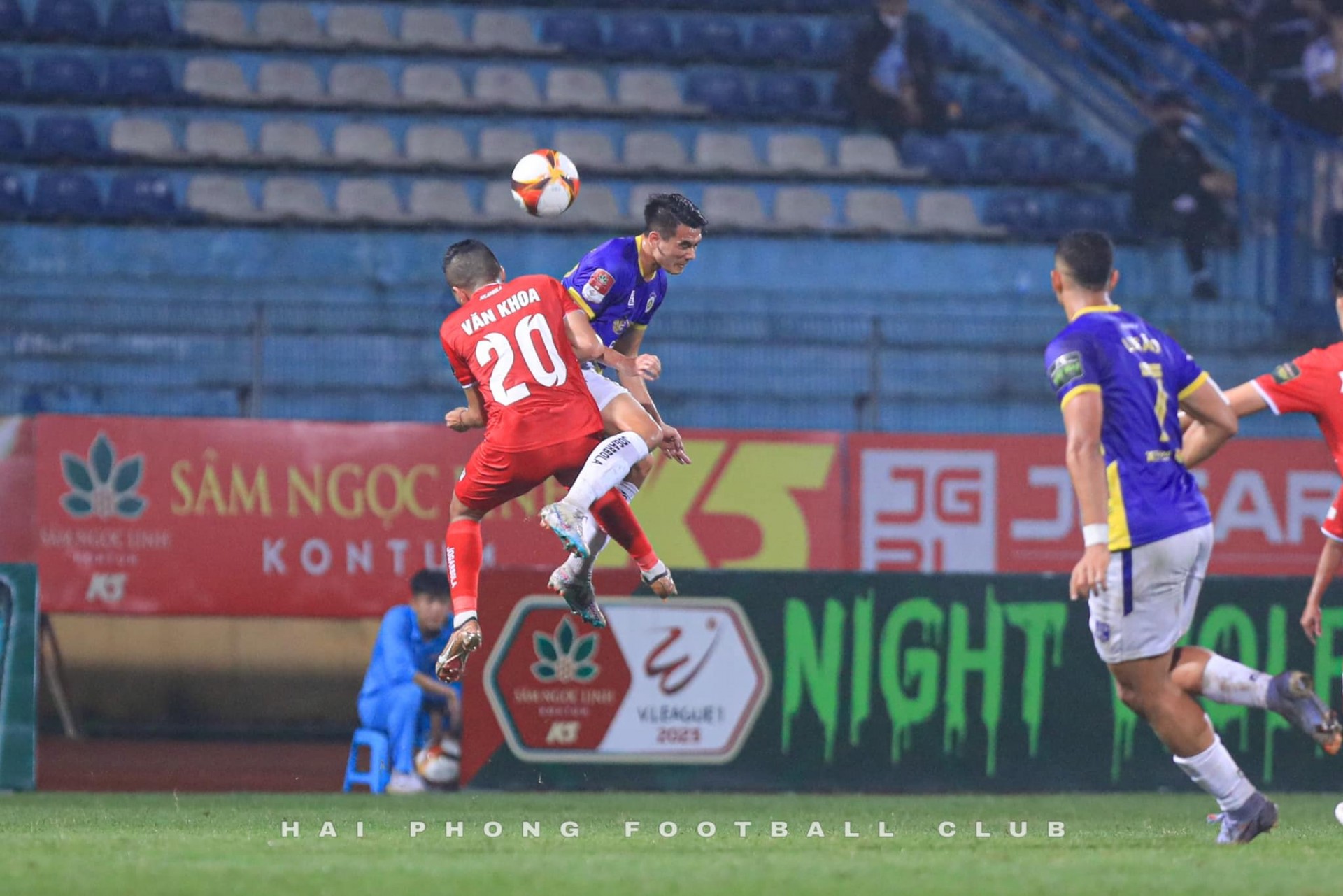 Sức nóng của trận đấu từ trong sân tới từng khán đài. (Ảnh: Hai Phong Football Club)