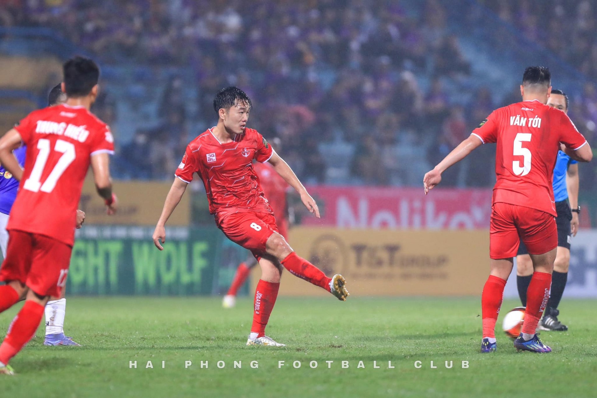 Pháo sáng đã trở thành vấn đề nhức nhối trong những lần đối đầu giữa Hà Nội và Hải Phòng trên sân Hàng Đẫy. (Ảnh: Hai Phong Football Club)