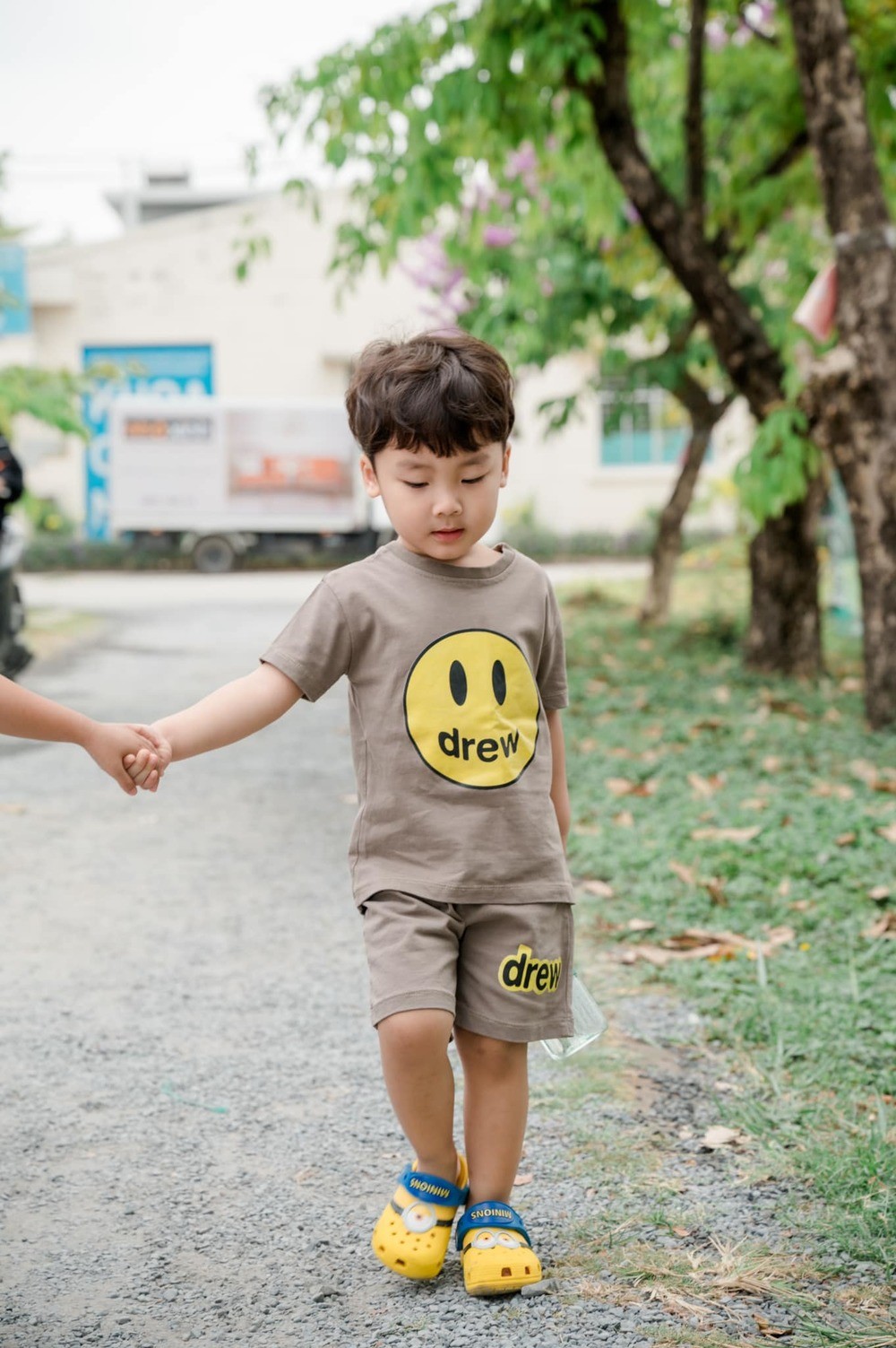 Con trai Hòa Minzy ra dáng soái ca nhí khi đổi kiểu tóc mới