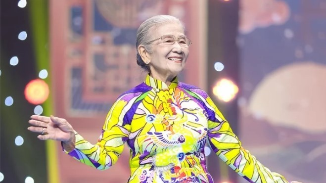 91 tuổi, NSƯT Phi Điểu tự tin diễn thời trang cùng Hoa hậu Đỗ Thị Hà, Khánh Vân