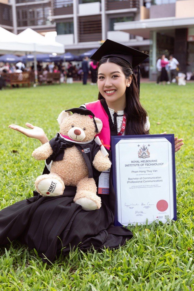 Á hậu Thúy Vân rạng rỡ trong ngày tốt nghiệp đại học