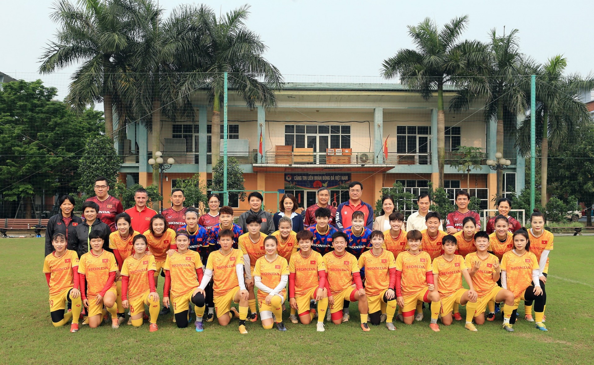 Lãnh đạo Tổng cục TDTT đã gặp mặt và động viên đội tuyển Nữ Quốc gia trước thềm SEA Games 32. (Ảnh: Liên đoàn Bóng đá Việt Nam - VFF)