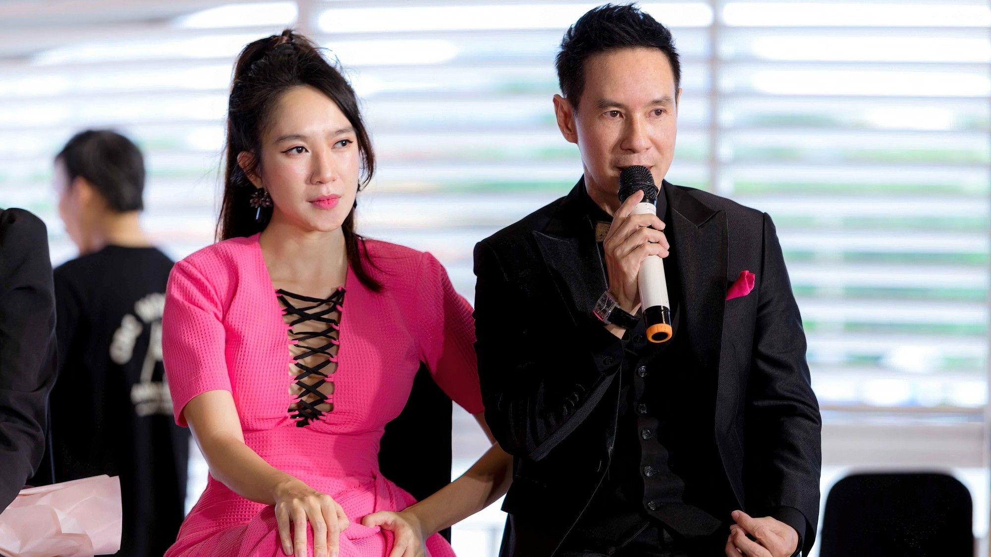 Bị giả mạo facebook tuyển dụng 'việc nhẹ lương cao', vợ chồng Lý Hải lên tiếng