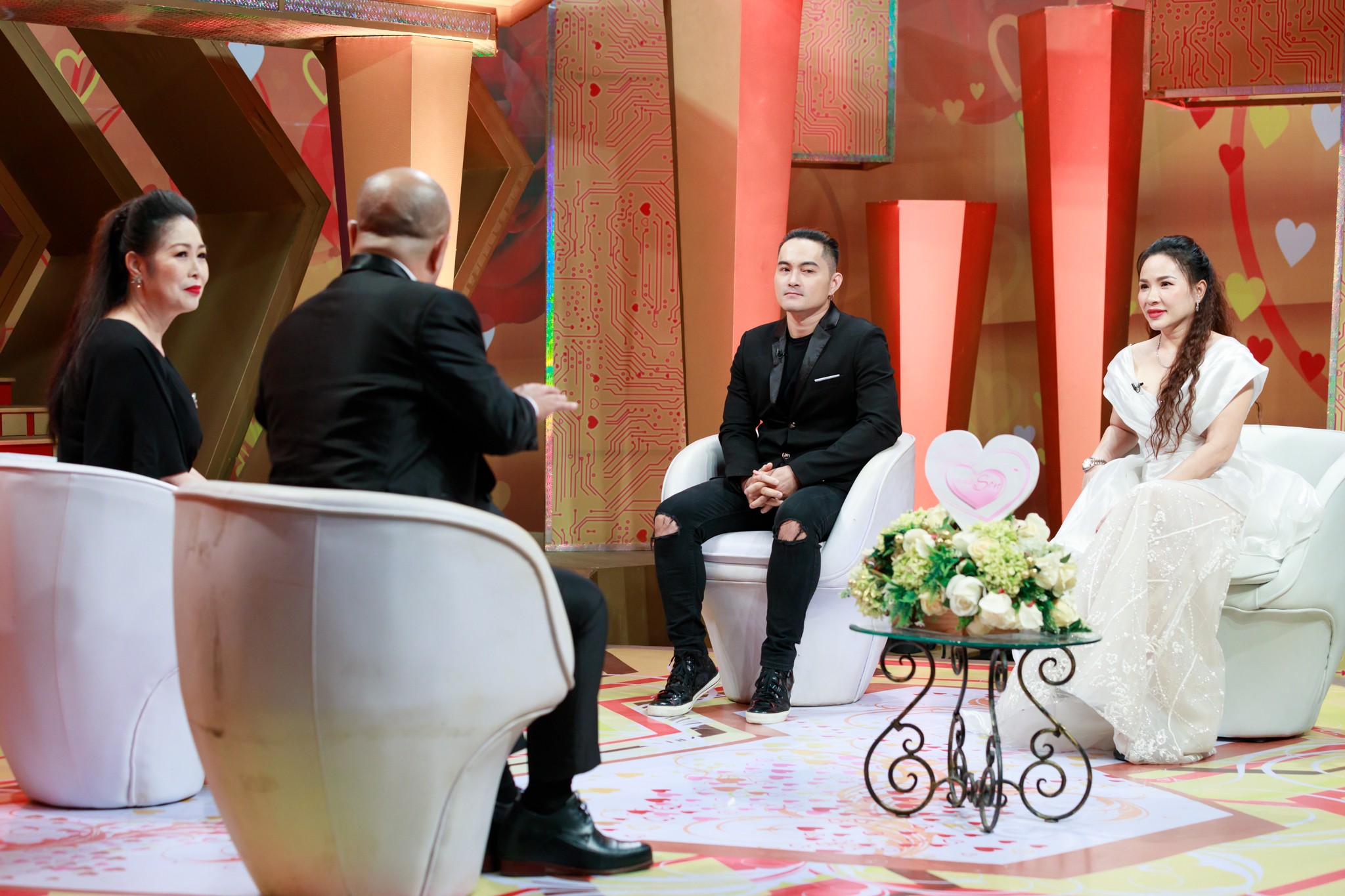 NSND Hồng Vân ‘ngã ngửa’ trước chiến thuật ‘đánh nhanh rút gọn’ của ca sĩ Phong Đạt NSND Hồng Vân ‘ngã ngửa’ trước chiến thuật ‘đánh nhanh rút gọn’ của ca sĩ Phong Đạt